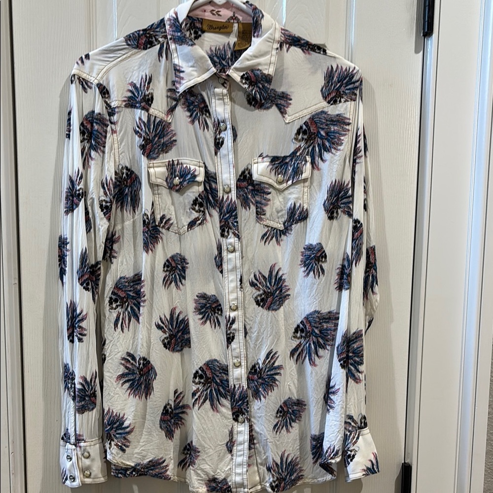 Wrangler Women’s button down shirt. Unique pattern. EUC!
